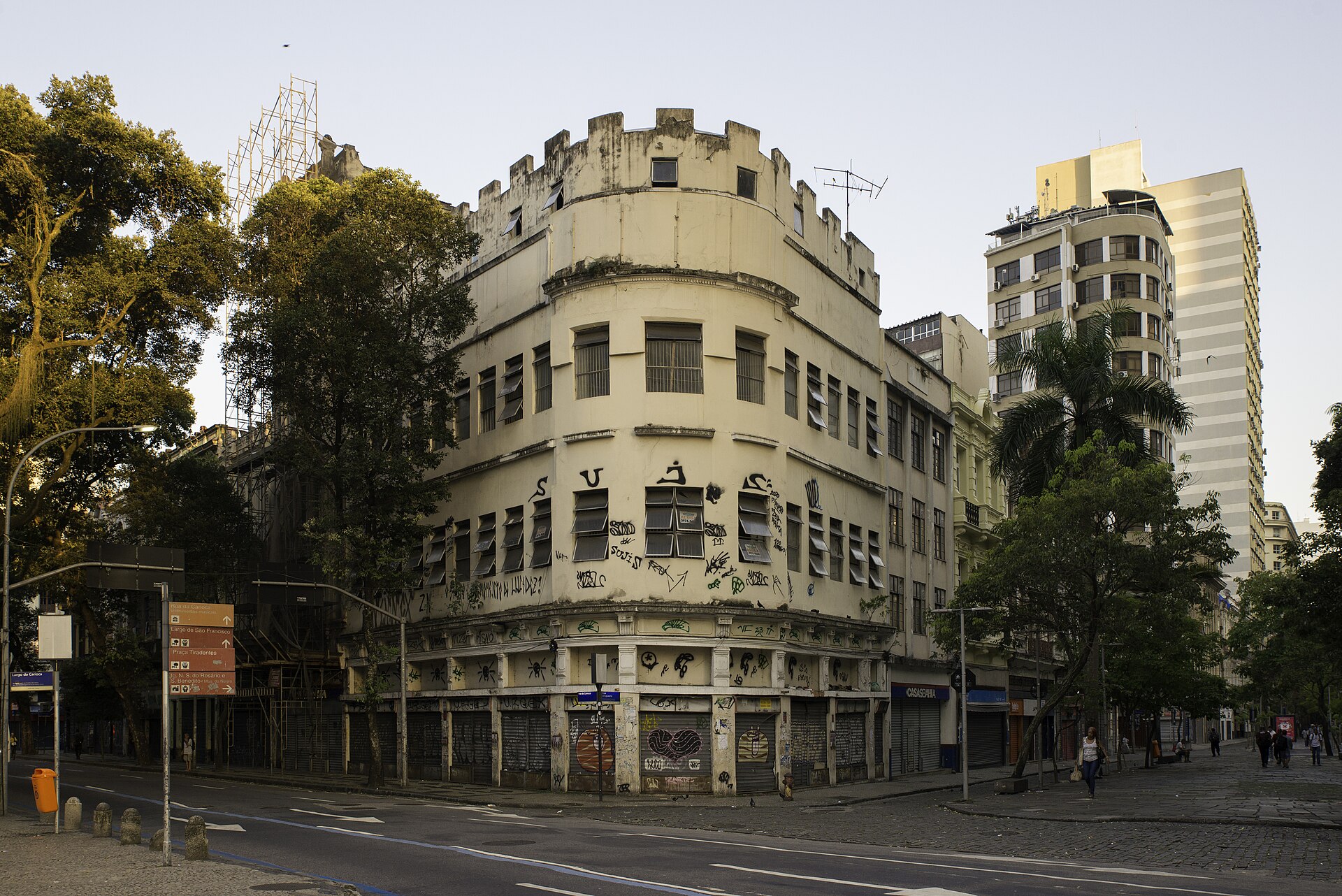 Imagem de referência de Edifício à Rua da Carioca, 2, descrito nos dados abertos como bem tombado pelo Instituto Estadual do Patrimônio Cultural do Rio de Janeiro na cidade do Rio de Janeiro