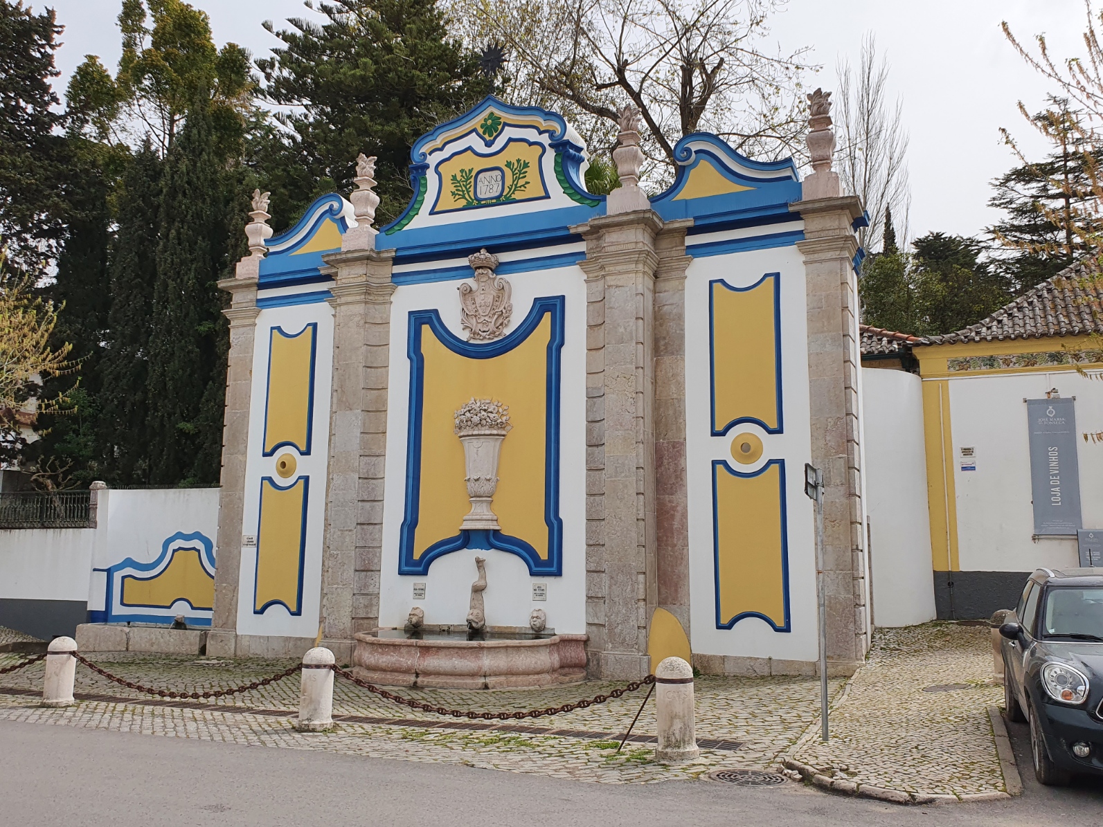 Imagem de referência relacionada a Vila Nogueira de Azeitão, item descrito como povoação portuguesa sede da Freguesia de Azeitão