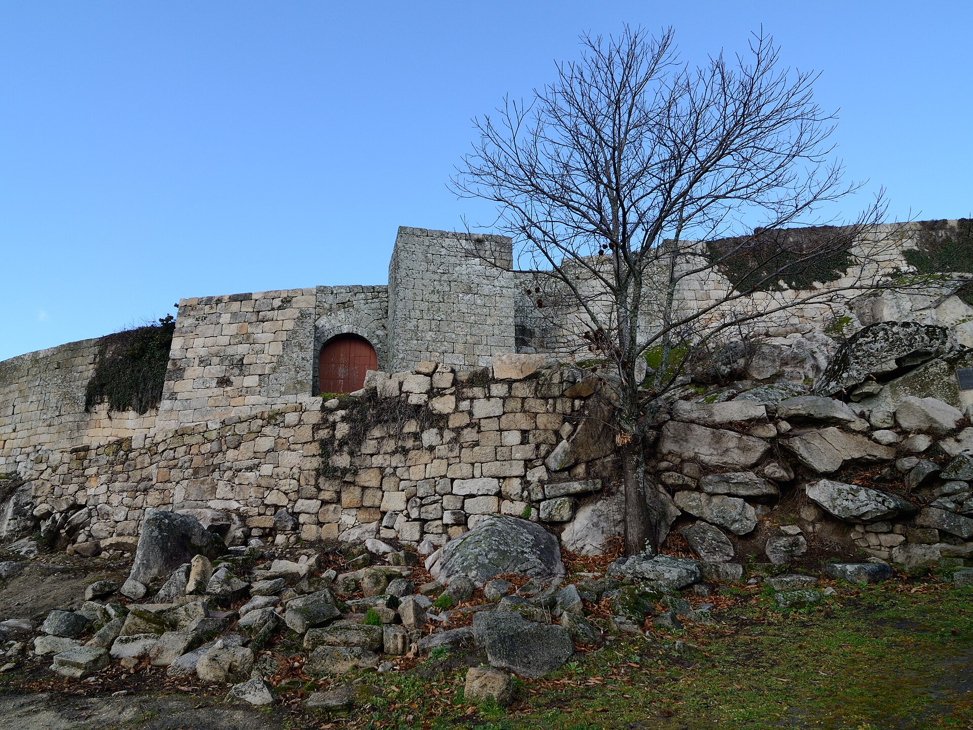 Imagem de referência de Castelo de Carrazeda (ruínas), descrito nos dados abertos como monumento Nacional em Carrazeda de Ansiães, Portugal