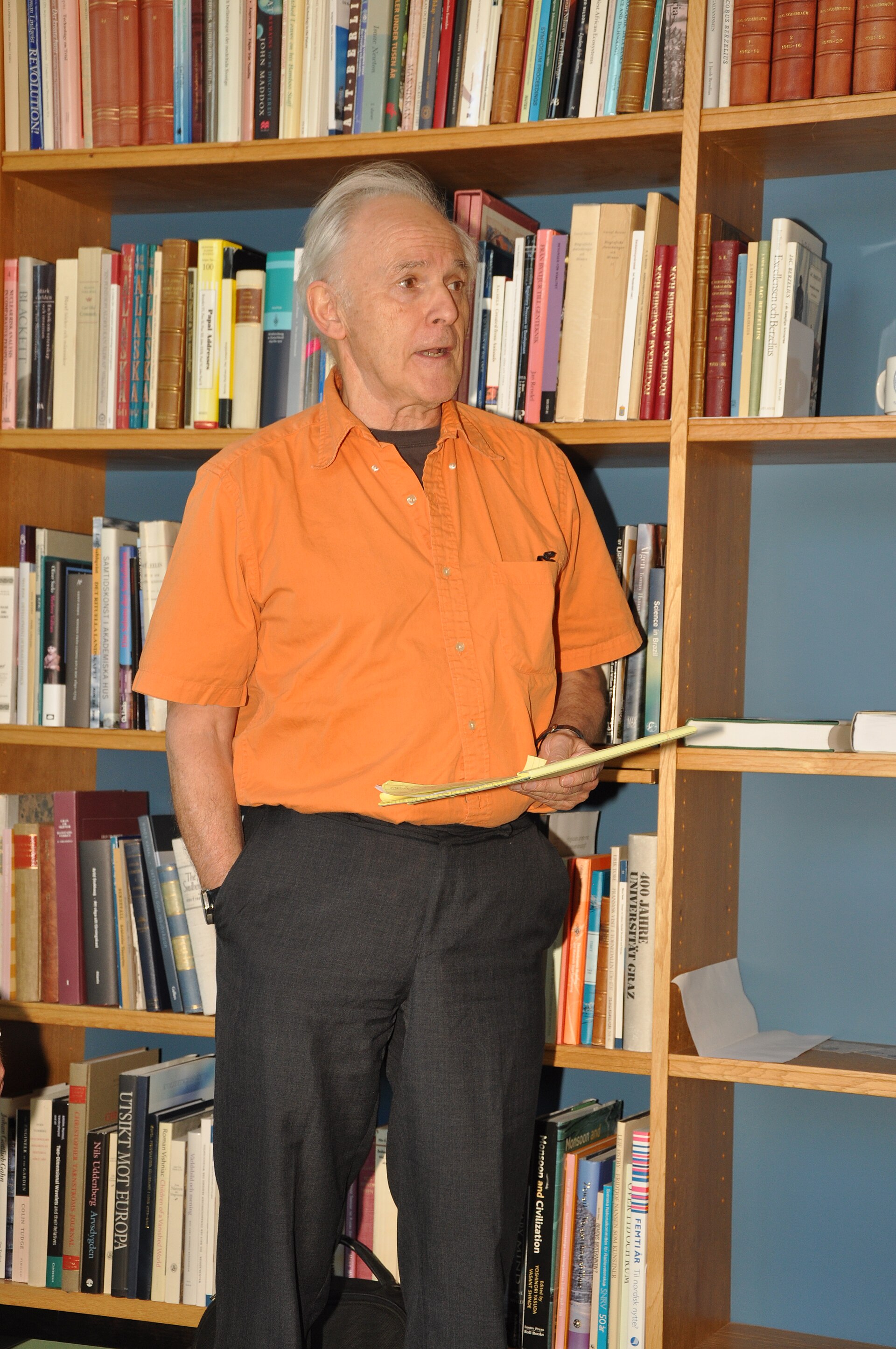 Imagem de referência relacionada a Harold Kroto, item descrito como químico de Reino Unido