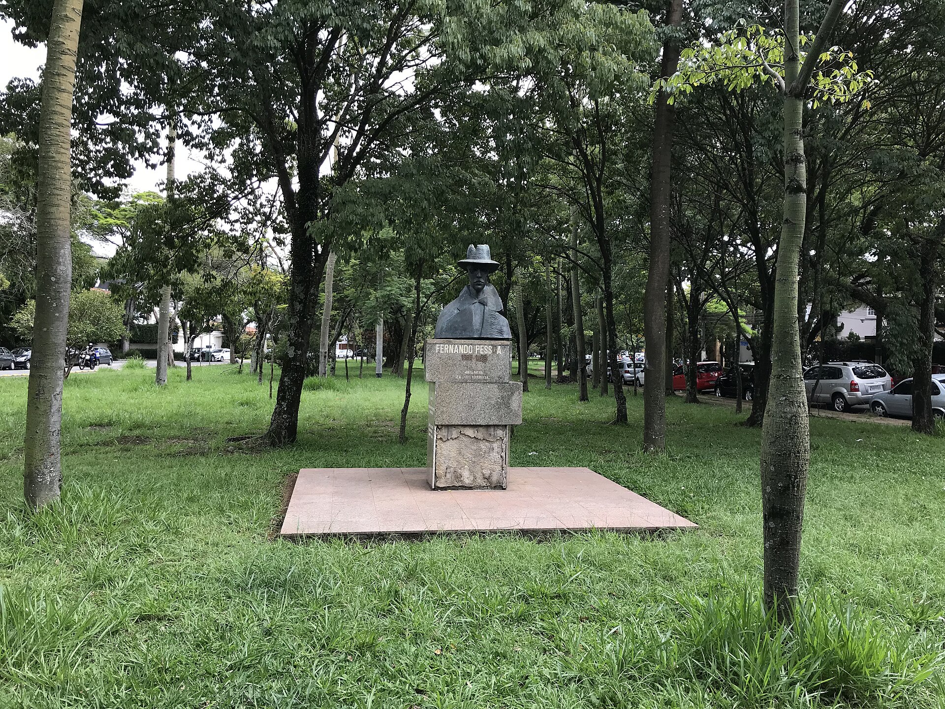 Imagem de referência de Fernando Pessoa, descrito nos dados abertos como monumento localizado no Brasil