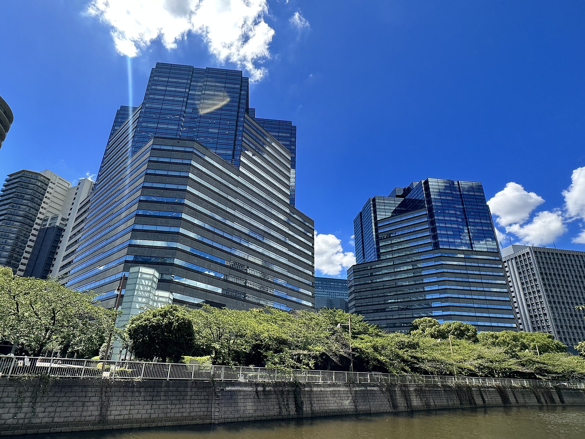 Imagem de referência relacionada a Japan Steel Works, item descrito como uma siderúrgica japonesa