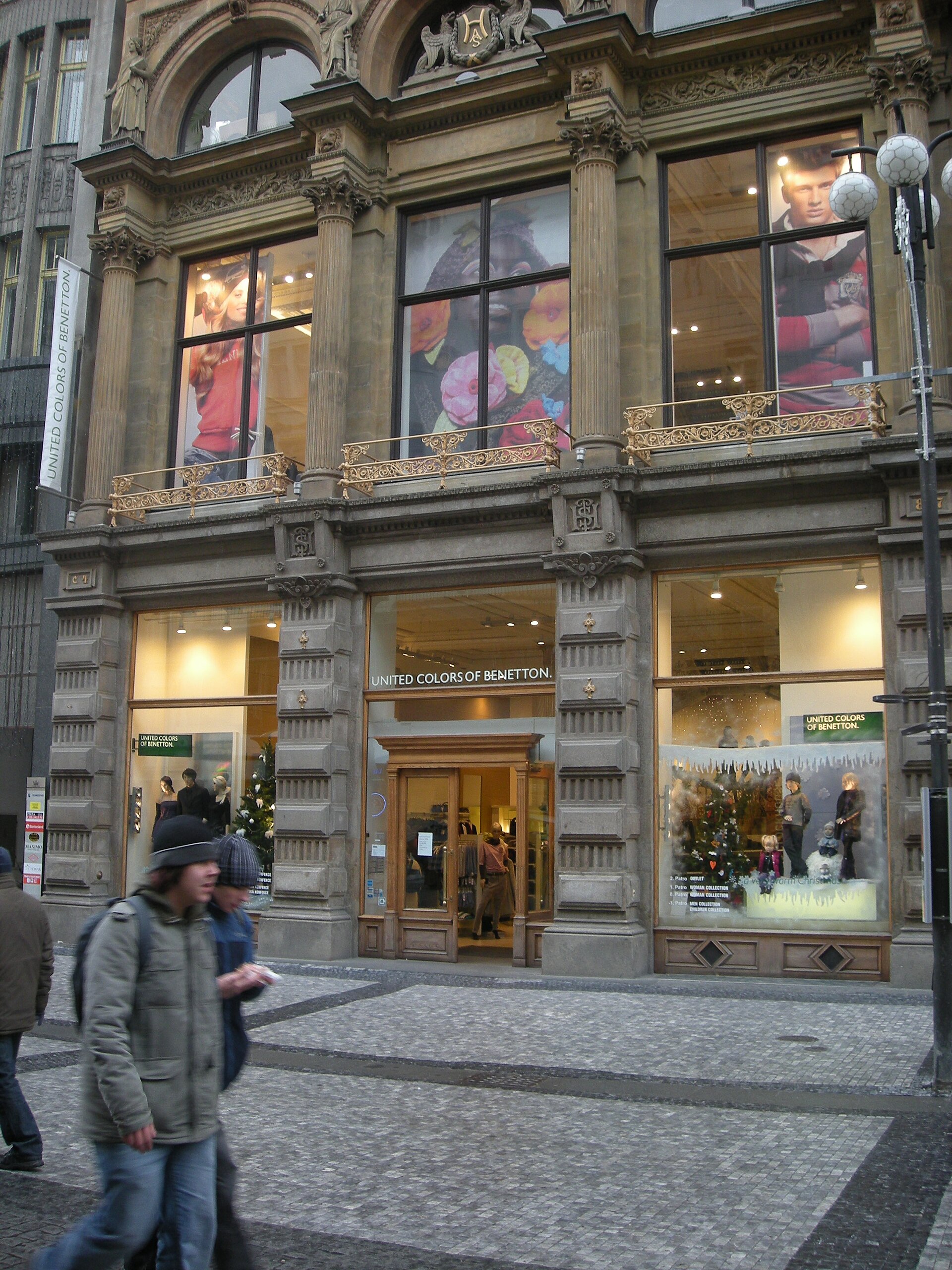 Imagem de referência relacionada a Benetton, item descrito como multinacional italiana de varejo de roupas