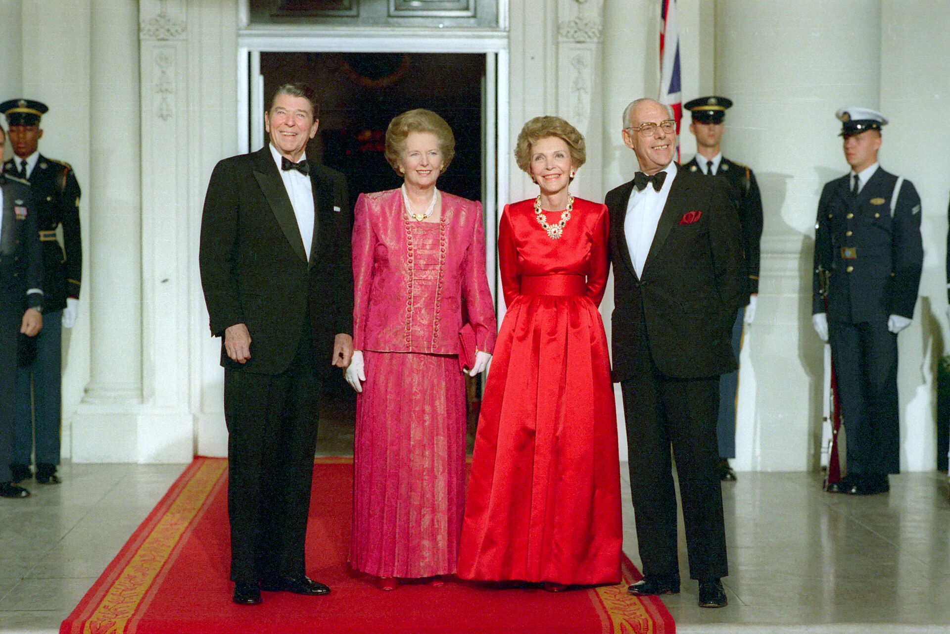 Imagem de referência de Denis Thatcher, descrito nos dados abertos como empresário britânico (1915-2003)