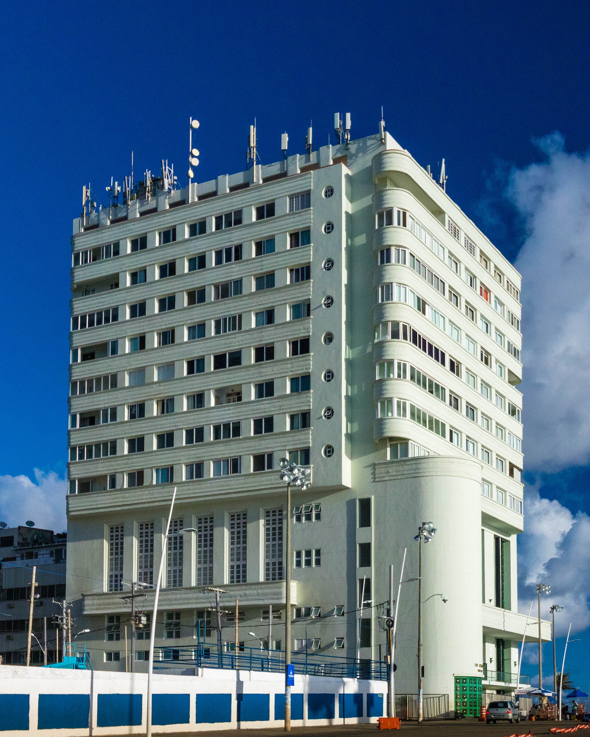 Imagem de referência de Edifício Oceania, descrito nos dados abertos como bem tombado pelo Instituto do Patrimônio Artístico e Cultural da Bahia na cidade de Salvador