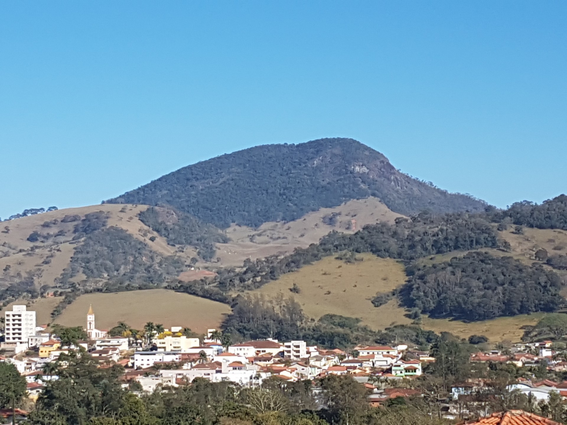 Imagem de referência relacionada a Pico Monte Belo, item descrito como elevação na Serra Grande, entre Conceição dos Ouros e Cachoeira de Minas, Minas Gerais, Brasil