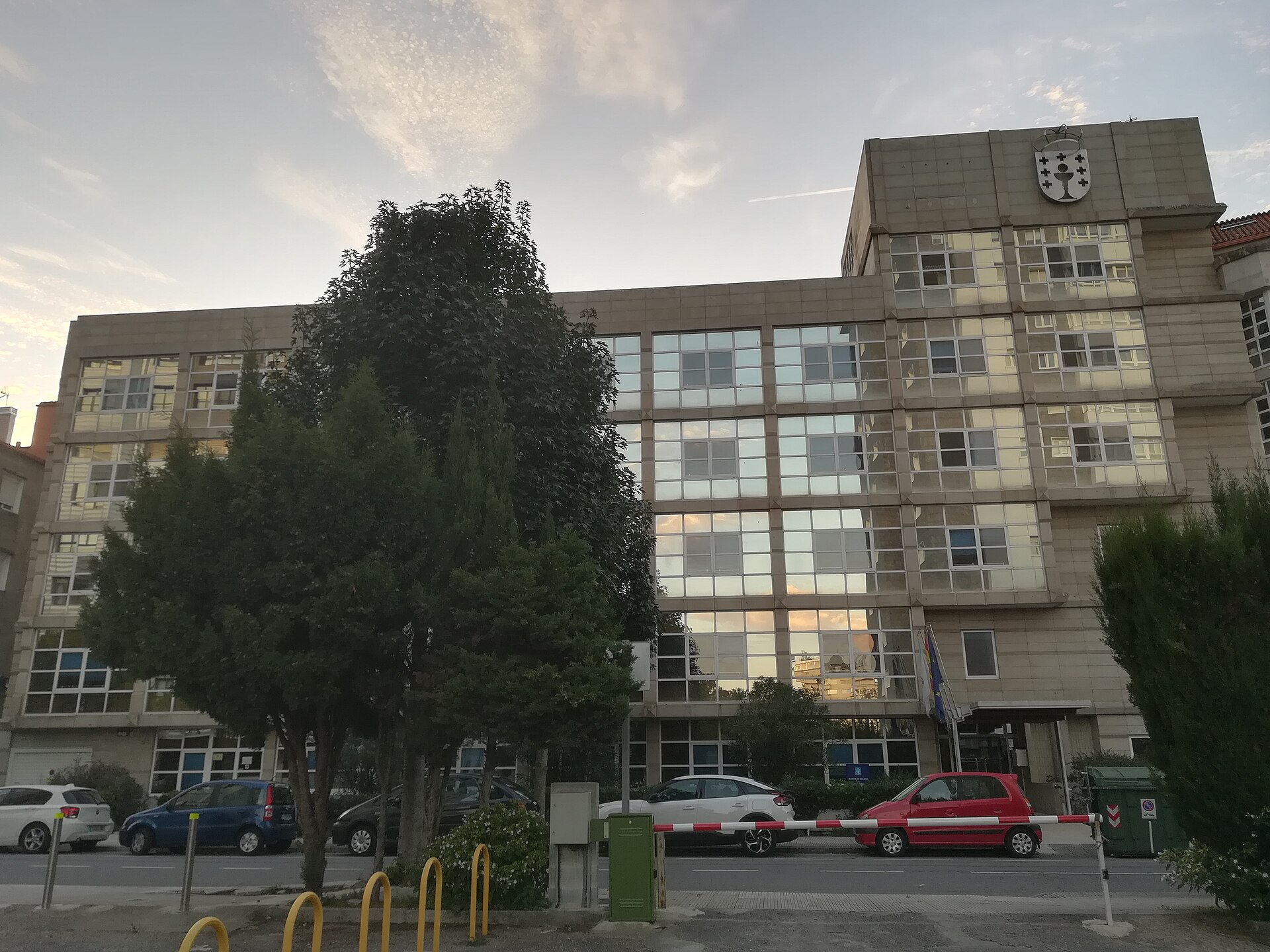 Imagem de referência de Edifício administrativo provincial de Política Territorial e Obras Públicas de Pontevedra, descrito nos dados abertos como edifício da Junta da Galiza em Pontevedra, Espanha