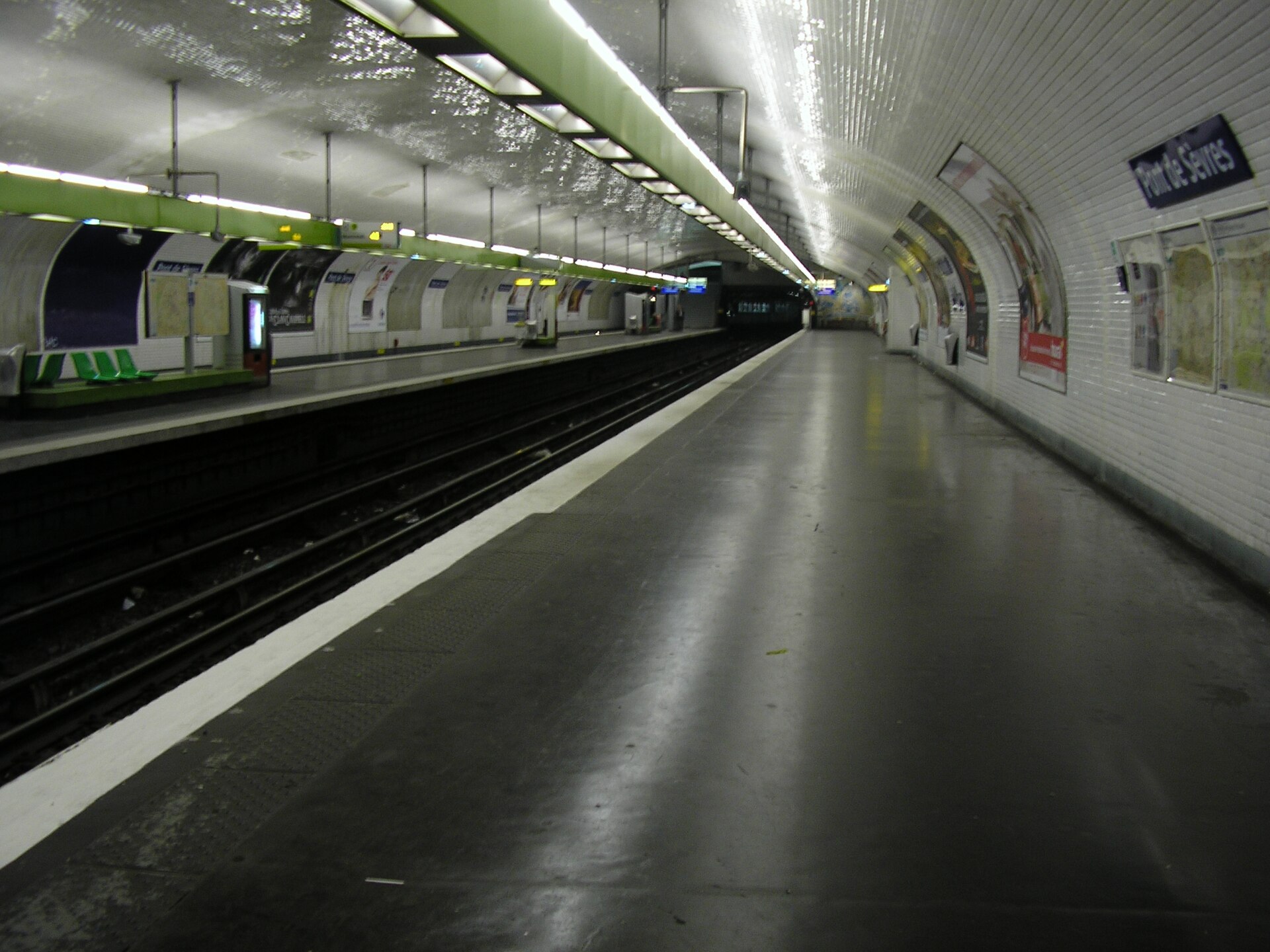 Imagem de referência de Pont de Sèvres, descrito nos dados abertos como estação do Metropolitano de Paris