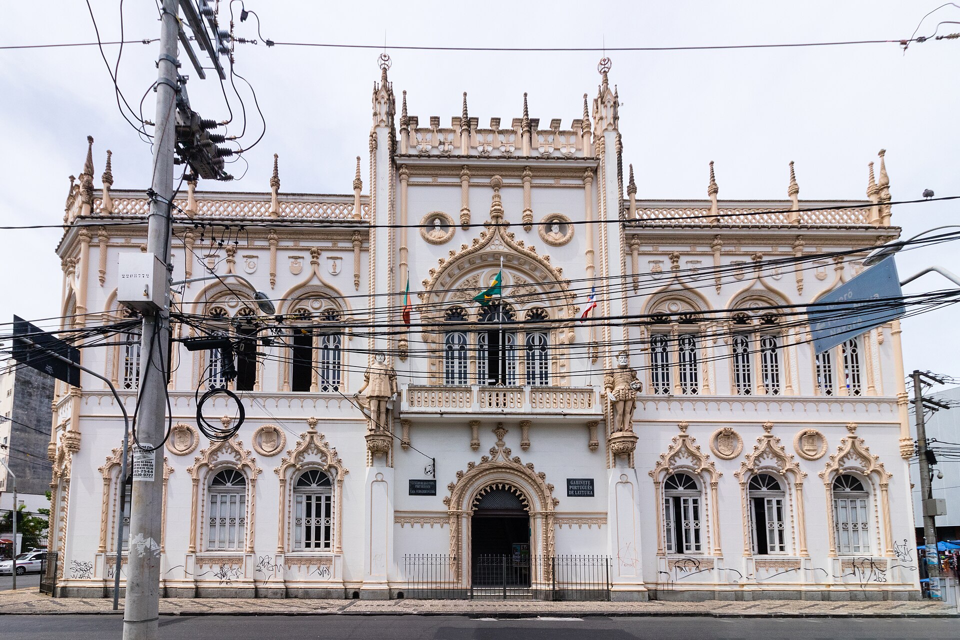 Imagem de referência relacionada a Gabinete Português de Leitura, item descrito como biblioteca em Salvador, Bahia
