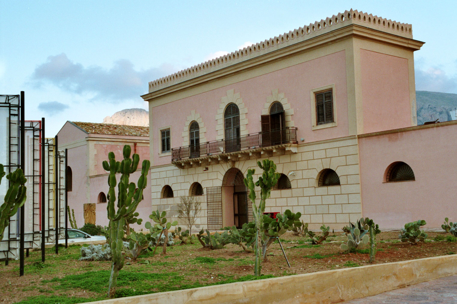Imagem de referência de Museo Regionale di Storia Naturale e mostra permanente del carretto siciliano, descrito nos dados abertos como museu em Terrasini, Itália