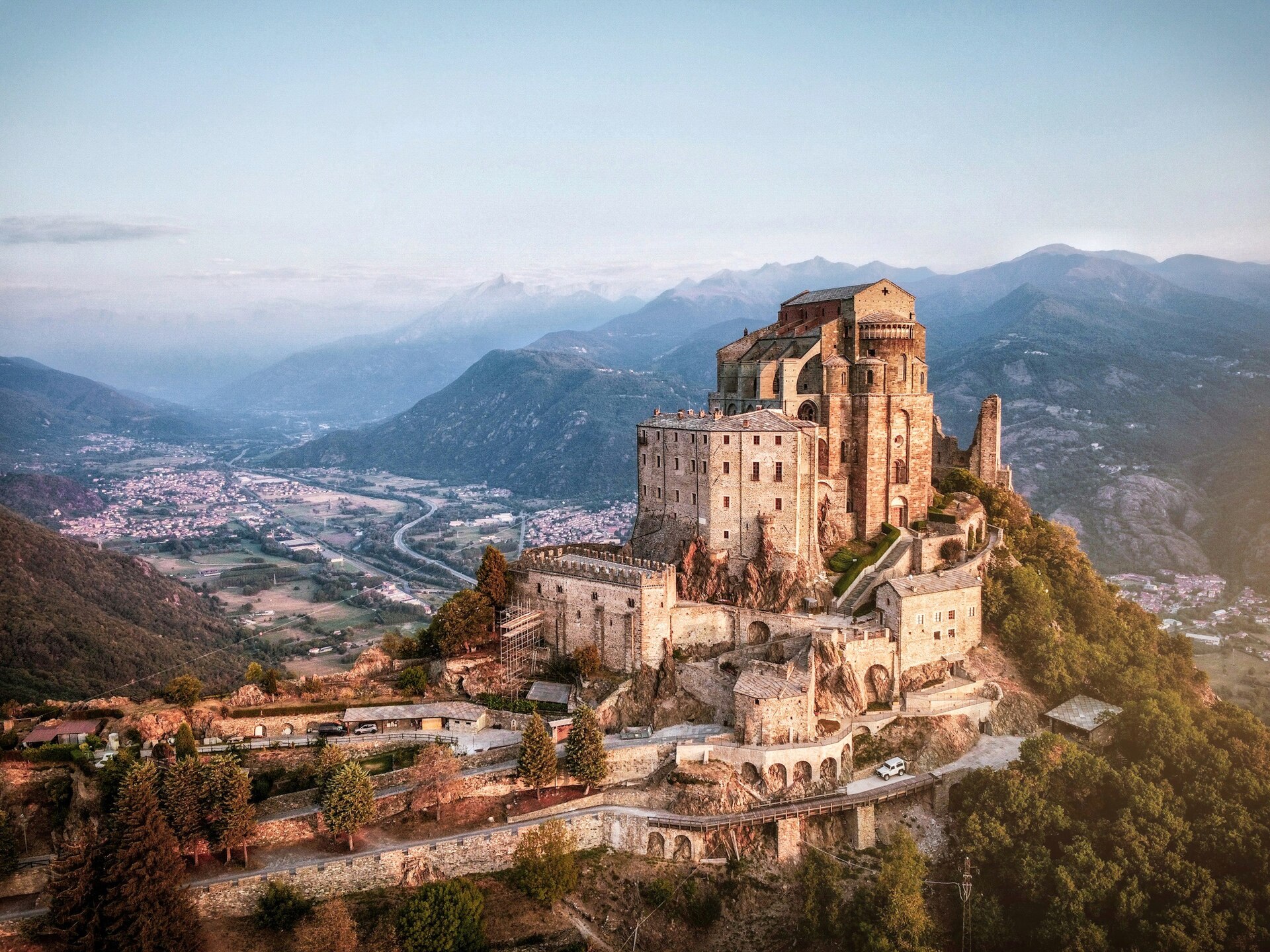 Imagem de referência de Sacra di San Michele, descrito nos dados abertos como complexo religioso no monte Pirchiriano, Itália