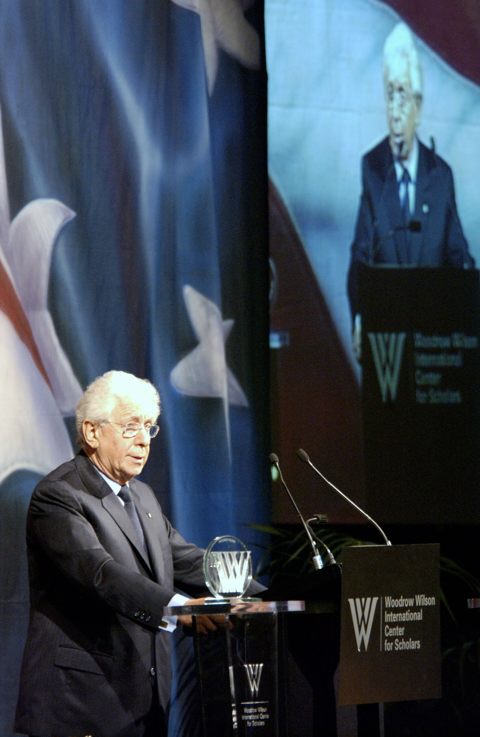 Imagem de referência relacionada a Frank Lowy, item descrito como registro de referência sobre Frank Lowy, organizado a partir de dados estruturados abertos