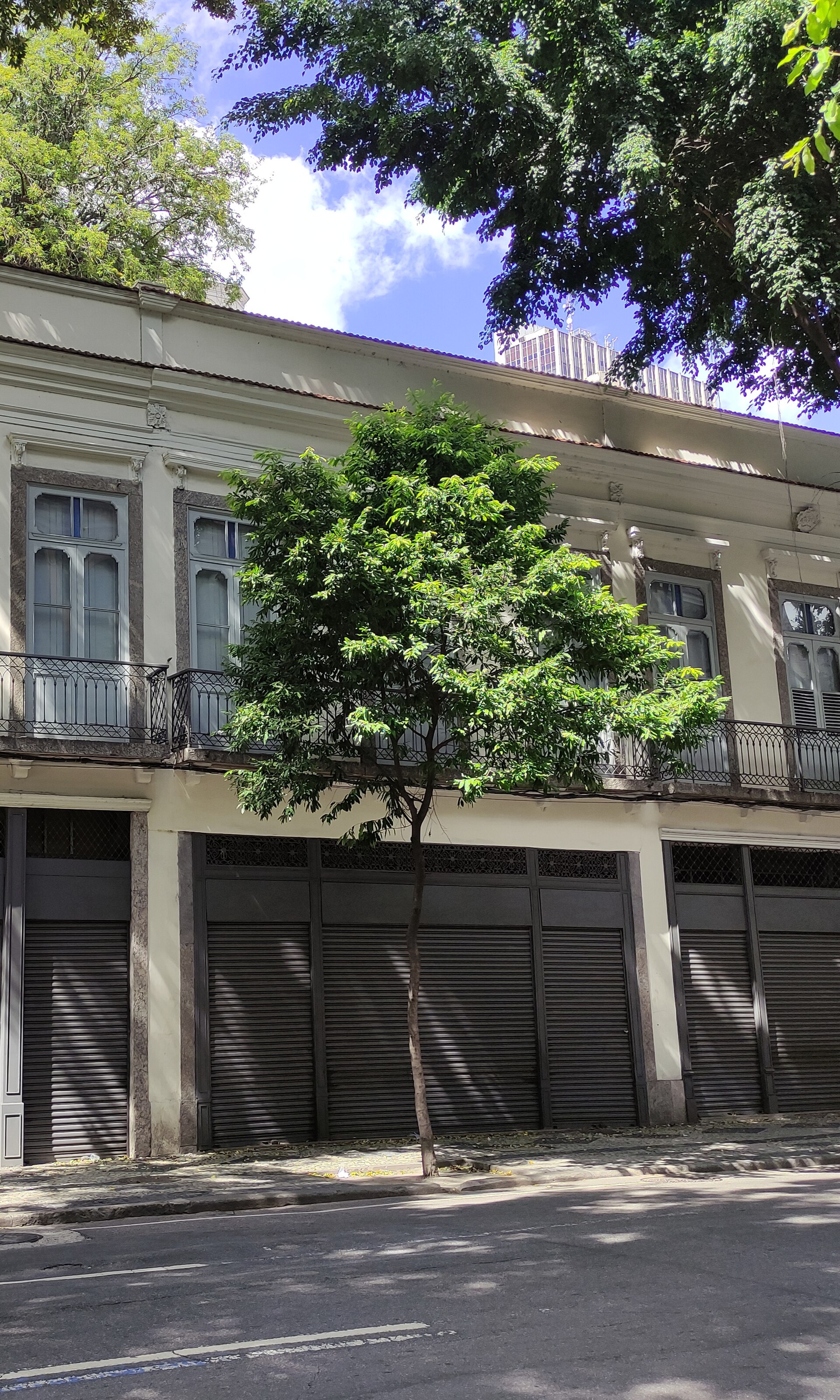 Imagem de referência de Edifício à Rua da Carioca, 31, descrito nos dados abertos como bem tombado pelo Instituto Estadual do Patrimônio Cultural do Rio de Janeiro na cidade do Rio de Janeiro