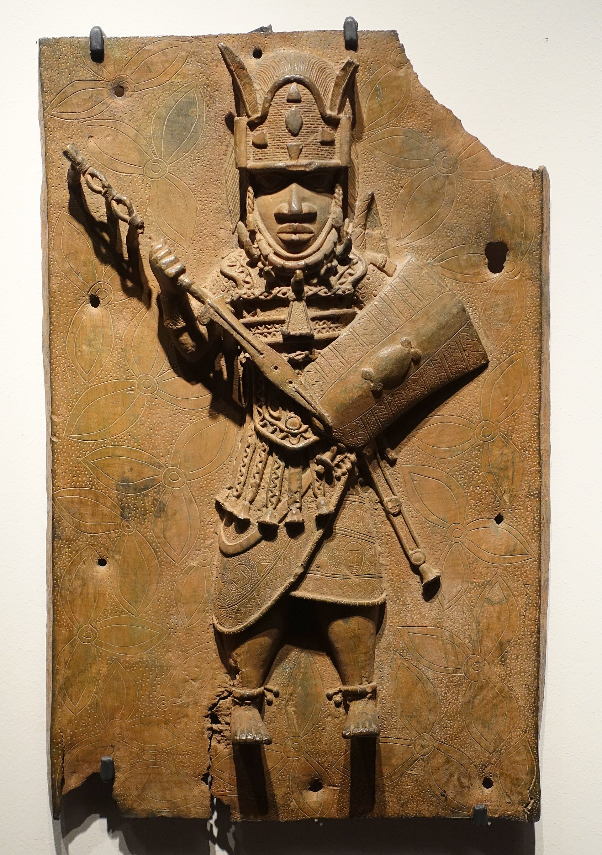 Imagem de referência de Bronzes do Benim, descrito nos dados abertos como esculturas e placas de metal saqueadas na "expedição punitiva" britânica contra o o governo do Benin em 1897