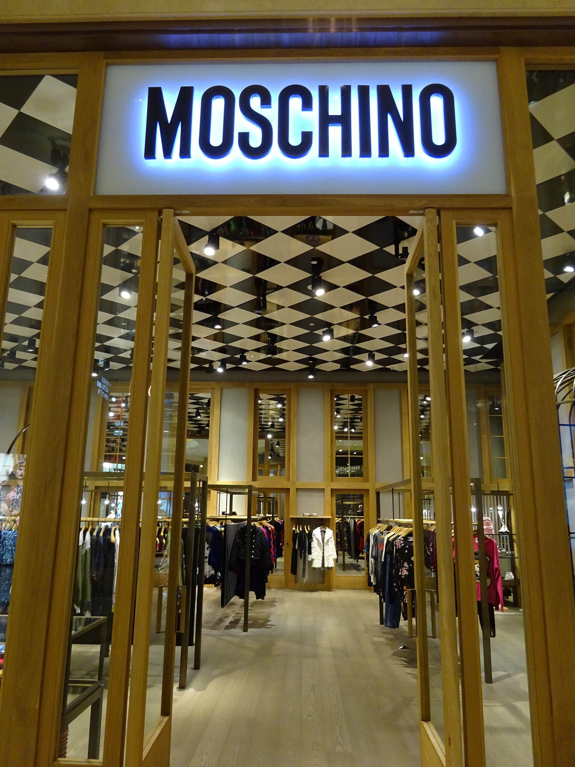 Imagem de referência relacionada a Moschino, item descrito como registro de referência sobre Moschino, organizado a partir de dados estruturados abertos