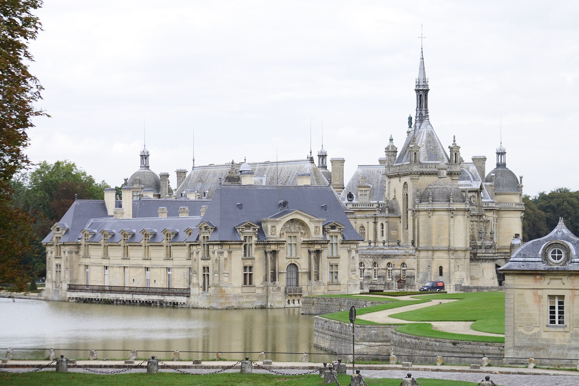 Imagem de referência de Castelo de Chantilly, descrito nos dados abertos como castelo em França