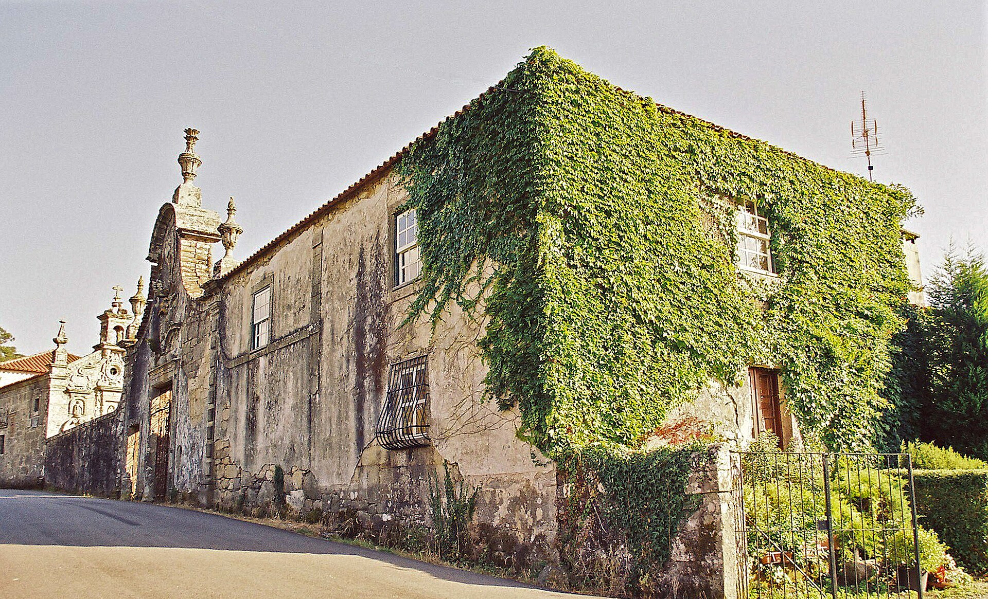 Imagem de referência relacionada a Romarigães, item descrito como povoação portuguesa sede da Freguesia de Romarigães, no Município de Paredes de Coura