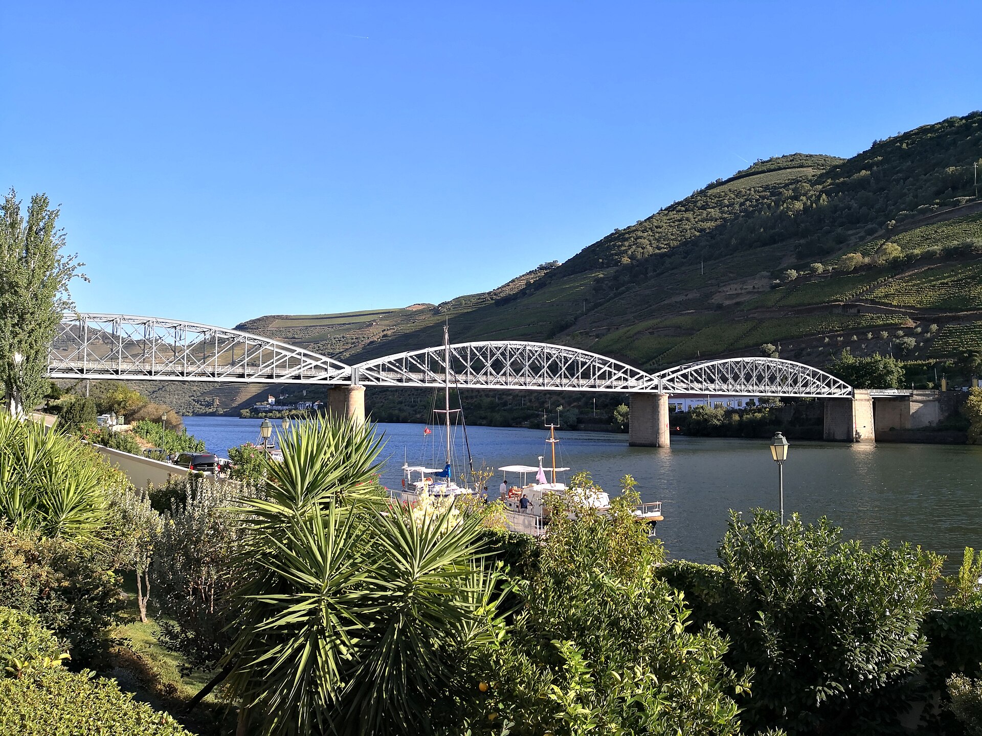 Imagem de referência de Ponte Gustave Eiffel, no Pinhão, descrito nos dados abertos como ponte projetada por Gustave Eiffel no século XIX