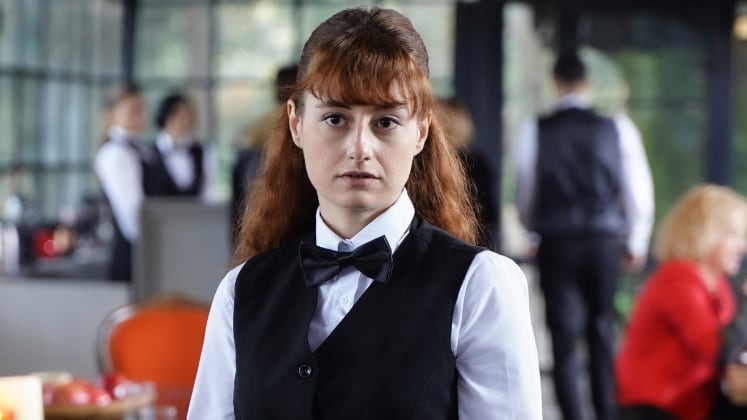 Asya vira a cereja do bolo na festa de Volkan e surpreende Derin: ‘Fui convidada’