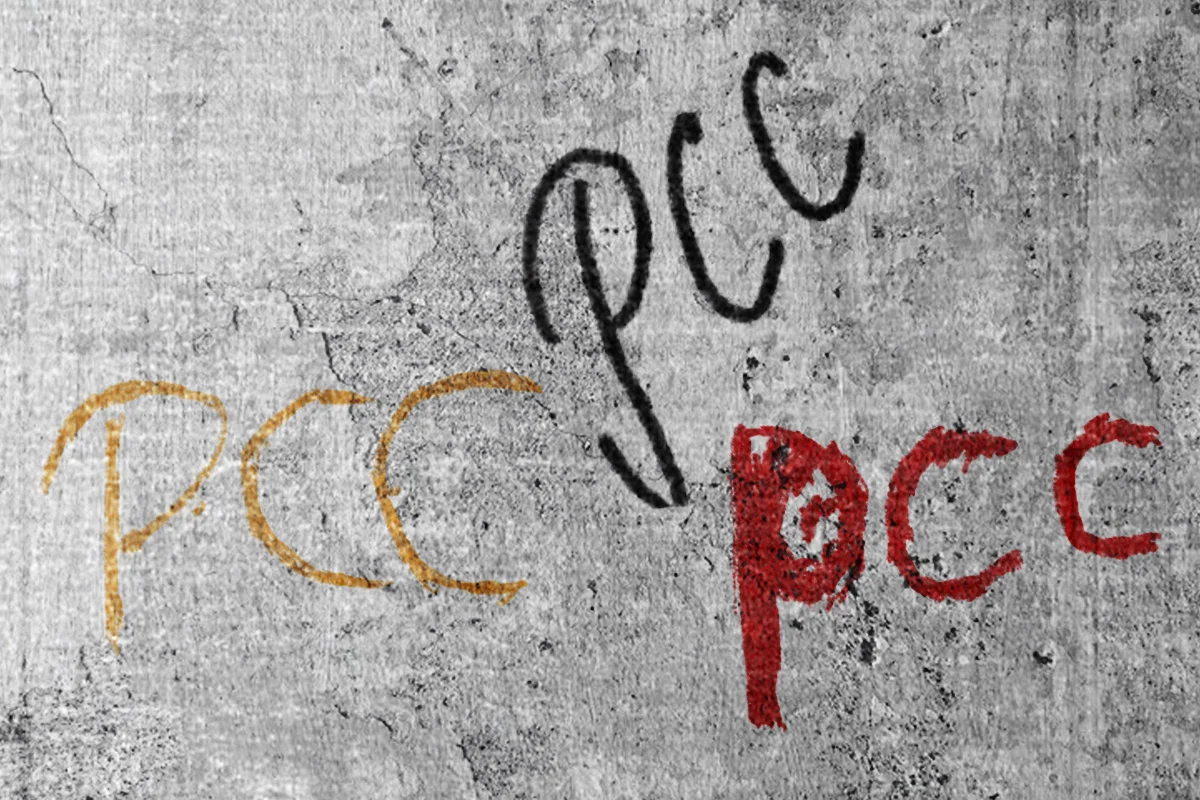 Imagens coloridas mostram 3 pichações com a sigla PCC em uma parede cinza: letras nas cores amarelo, vermelho e preto