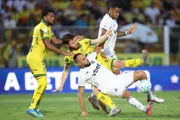 Disputa de bola na partida entre Mirassol e Botafogo, pelo Brasileirão