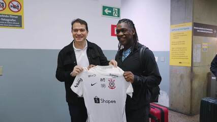 Novo técnico, Seedorf chega a São Paulo e posa com camisa do Corinthians