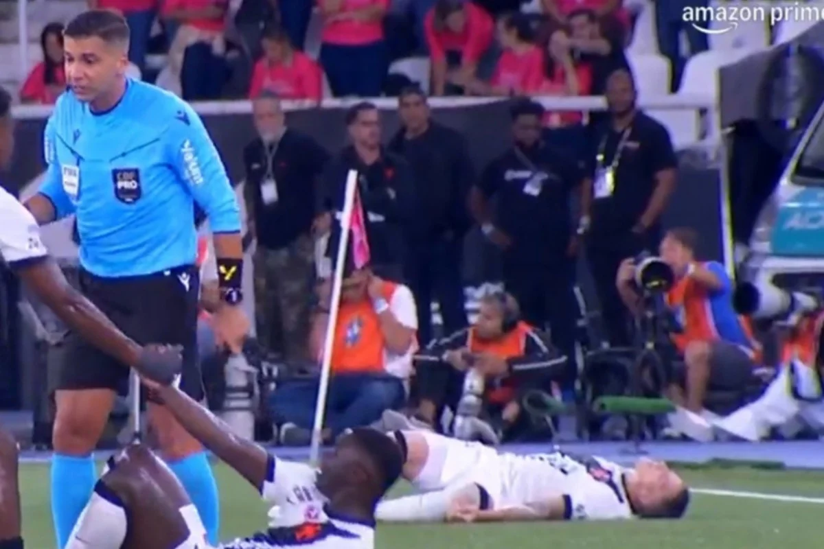 Bruno Duarte, atacante do Vasco, desmaia após trombada e deixa o gramado