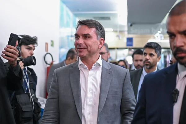 Flávio sai do isolamento e atrai apoio de 4 partidos na largada do 2º turno