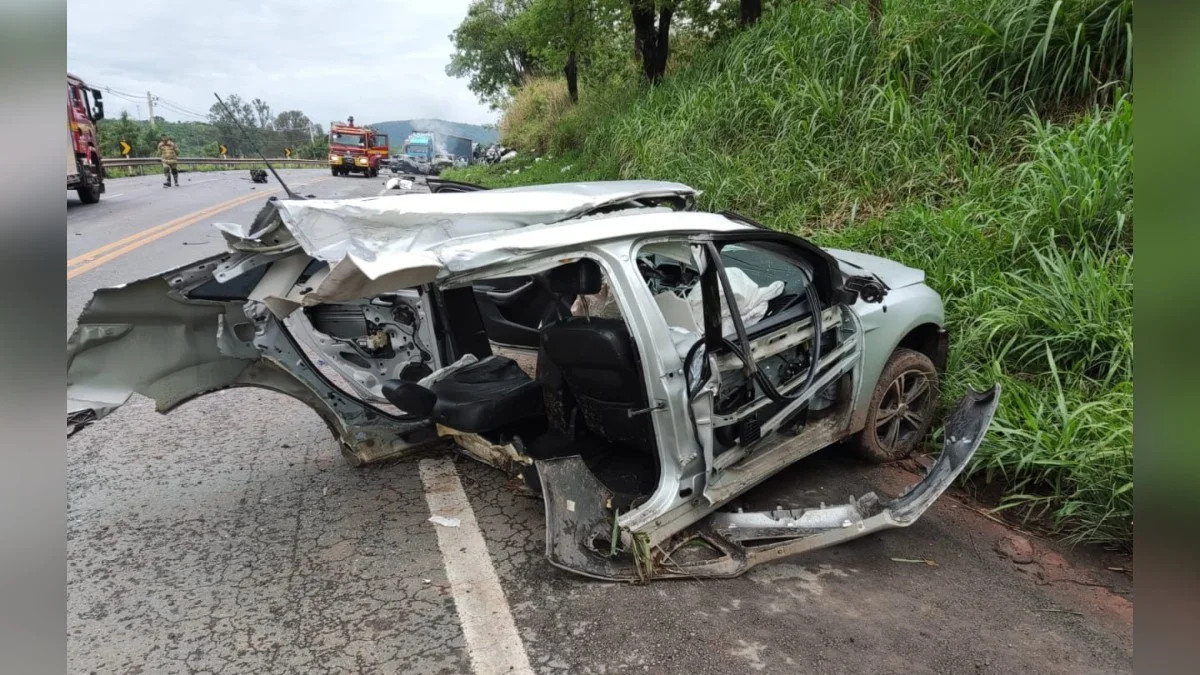 Mãe e filho de 2 anos morrem em acidente entre 4 veículos em Itaúna (MG)