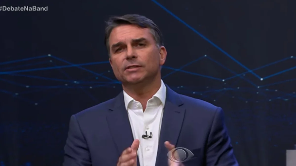 Flávio diz que Brasil está subordinado a "organizações terroristas"