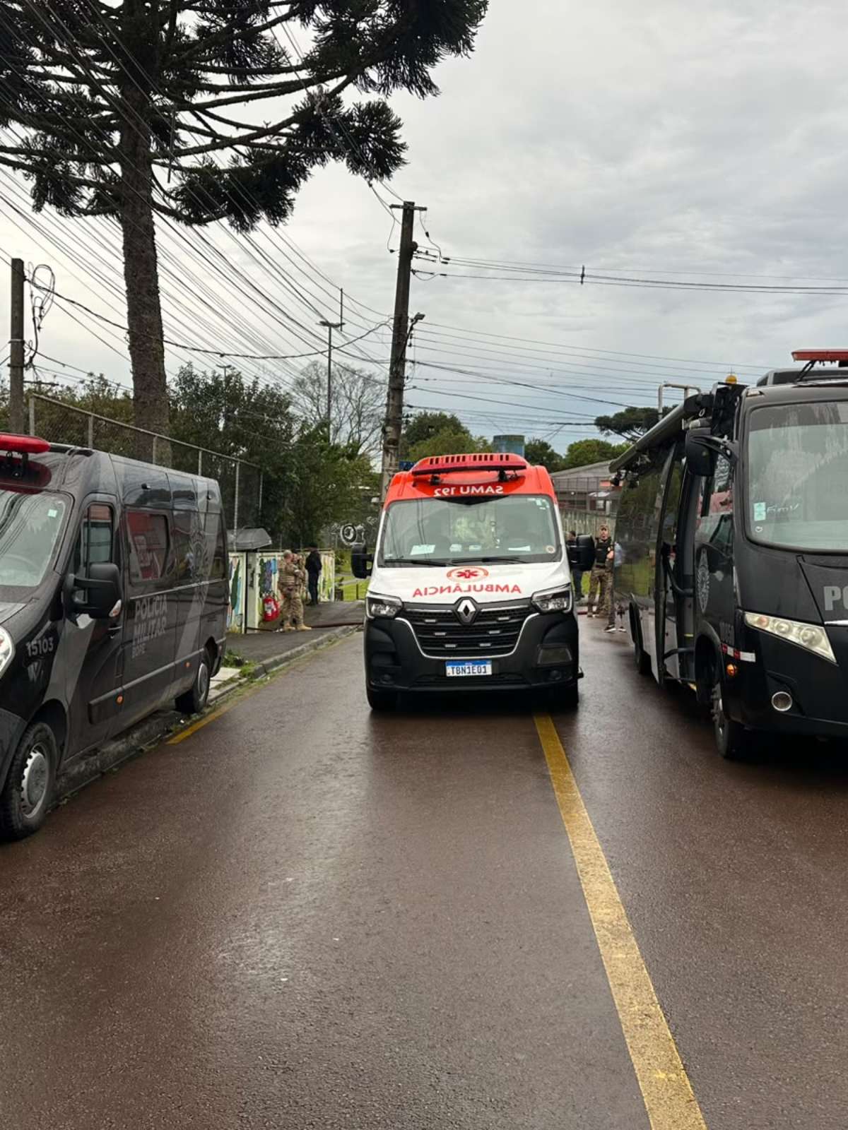 Homem invade escola, mantém 13 crianças reféns e é morto pela polícia em Curitiba