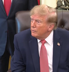 Donald Trump se desentende com repórter na Casa Branca Foto: The White House