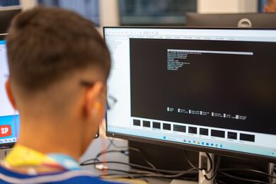 Escolaridade no Brasil não entrega aprendizagem suficiente para a indústria do futuro, aponta estudo