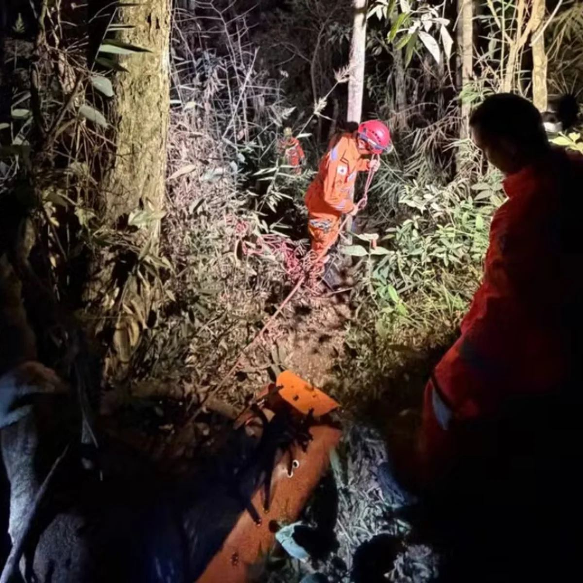 Casal cai e morre após andar na borda de cachoeira de 85 metros em MG