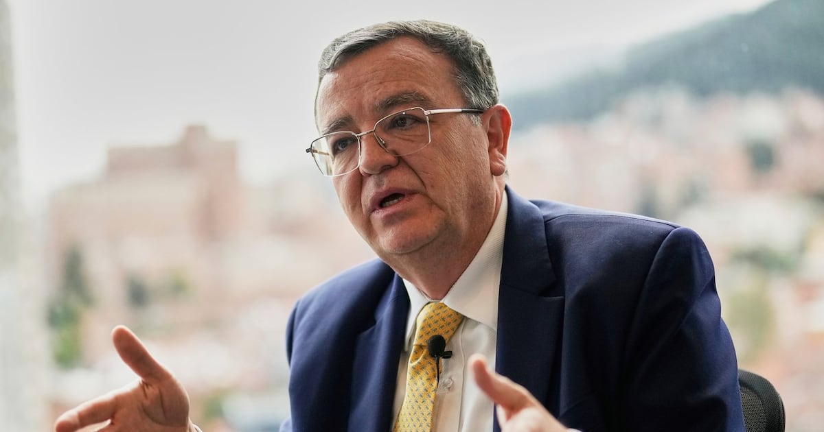 O tribunal de paz da Colômbia afirma que antigos líderes rebeldes cometeram crimes de guerra contra grupos indígenas