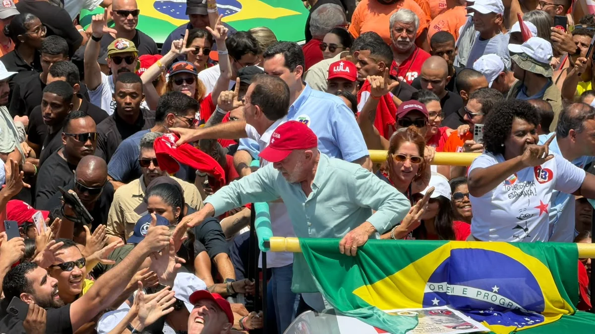 Do "Exército" digital às ruas, Lula mudou rota no 2º turno por virada