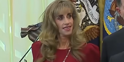 Susan Dell durante visita &agrave; Casa Branca em 7 de outubro; forma de se posicionar e express&otilde;es faciais chamaram aten&ccedil;&atilde;o nas redes sociais Foto: Reprodu&ccedil;&atilde;o / Casa Branca via YouTube