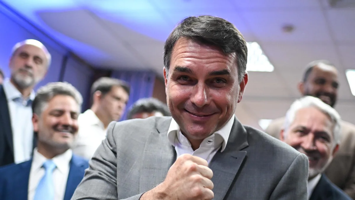 Flávio sai do isolamento e atrai apoio de 4 partidos na largada do 2º turno