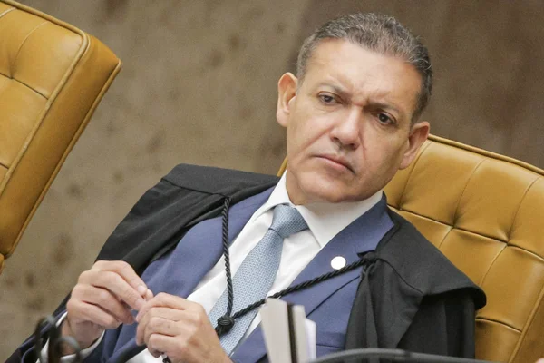 "Exército do Lula": Flávio pede e Kassio manda tirar do ar canal de Janones