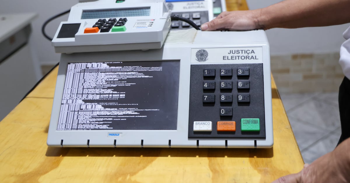 Segundo turno: cinco urnas são substituídas no DF; TSE começa a receber resultados do exterior