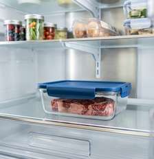 Evitar que fluidos de carne crua entrem em contato com verduras e frutas previne intoxicações alimentares graves. Foto: Imagem gerada por IA / Catraca Livre
