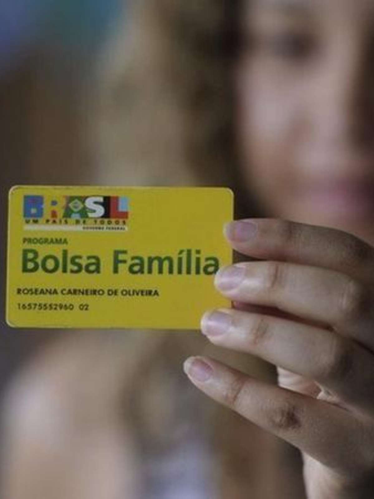 O que Flávio Bolsonaro e Lula propõem sobre o Bolsa Família
