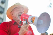 Imagem da matéria: Do "Exército" digital às ruas, Lula mudou rota no 2º turno por virada