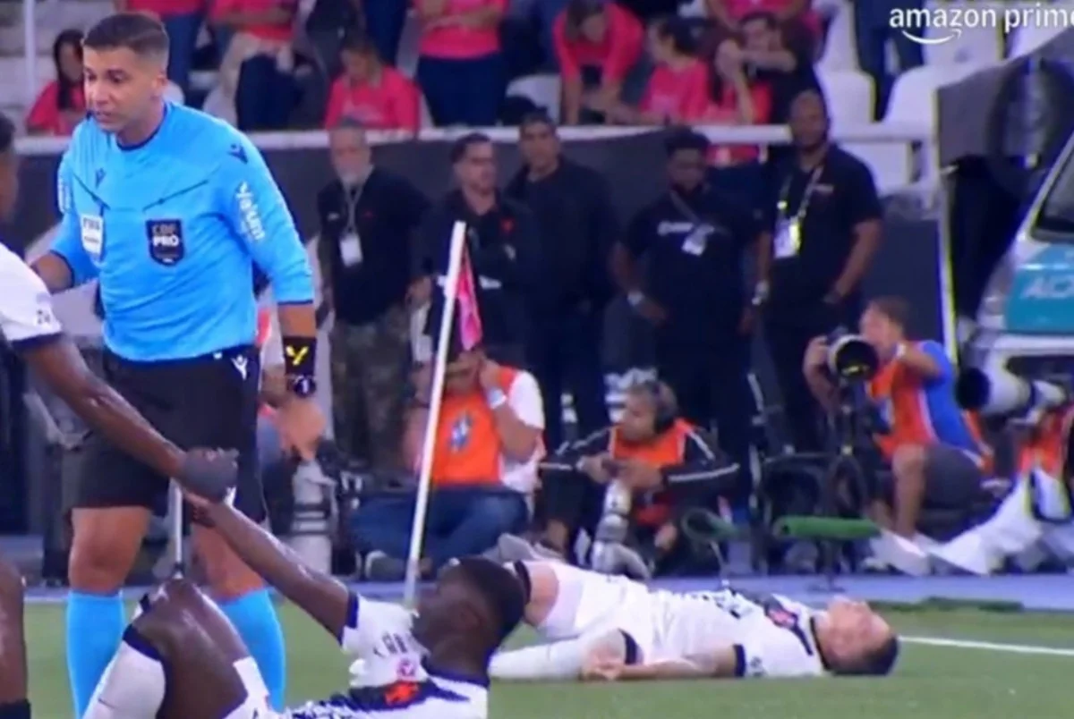 Bruno Duarte, atacante do Vasco, desmaia após trombada e deixa o gramado