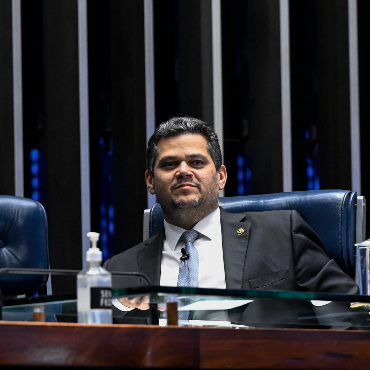 Alcolumbre diz que, se houver pedido para acelerar PEC do fim da 6x1, vai colocá-lo em votação