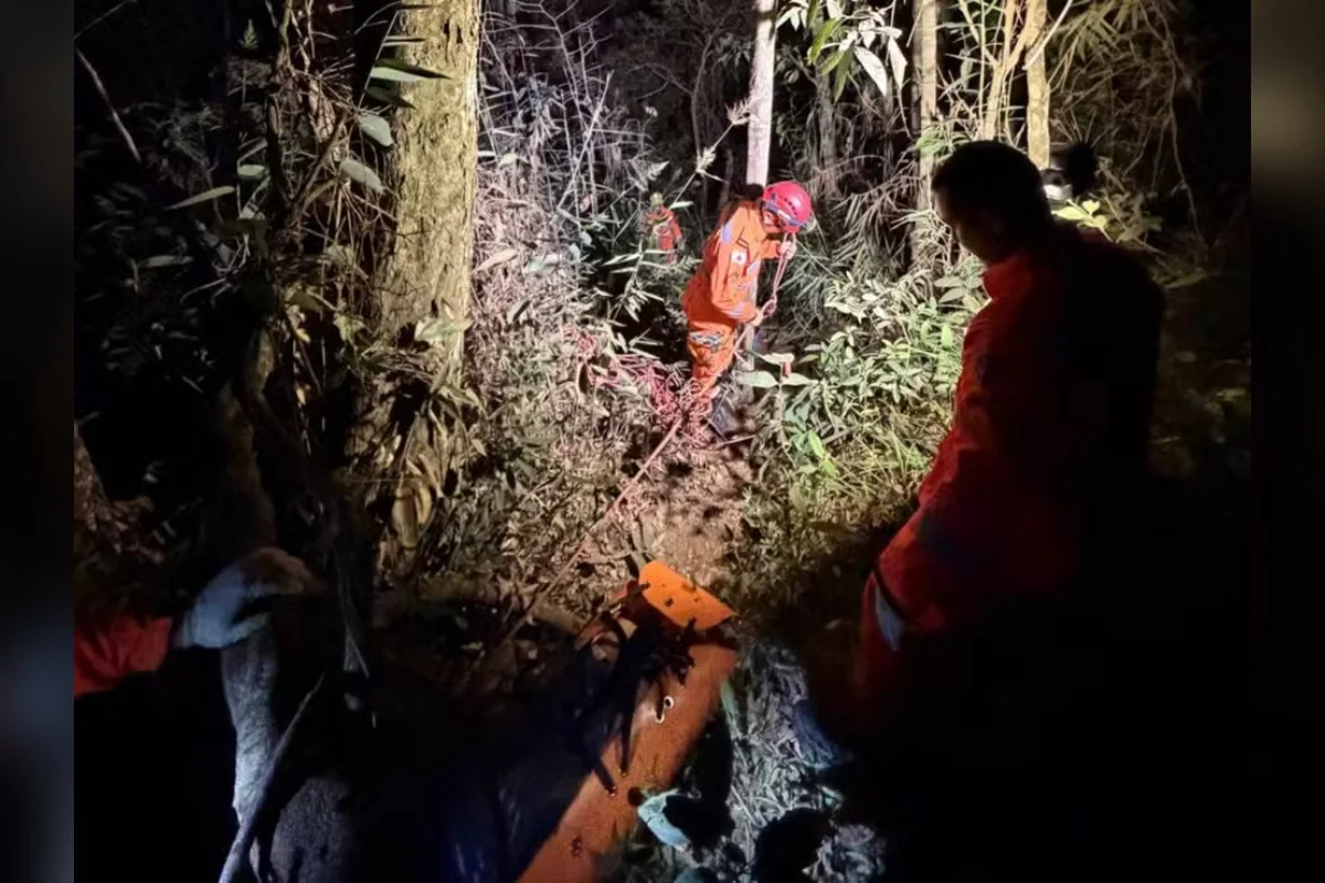 Casal cai e morre após andar na borda de cachoeira de 85 metros em MG