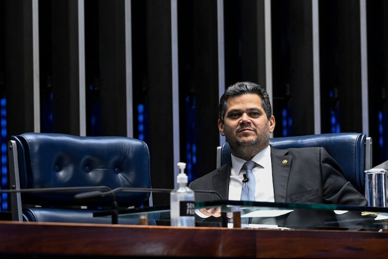 Alcolumbre diz que, se houver pedido para acelerar PEC do fim da 6x1, vai colocá-lo em votação