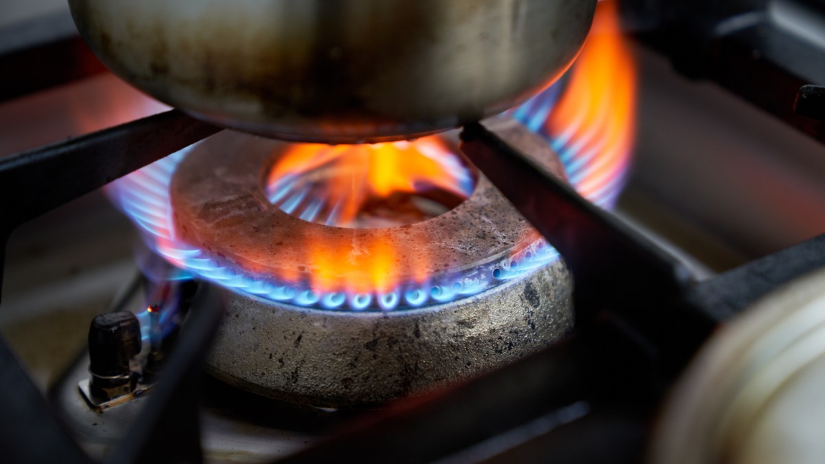 Fornos a gás criam risco de poluição do ar interno em cozinhas comerciais, diz estudo