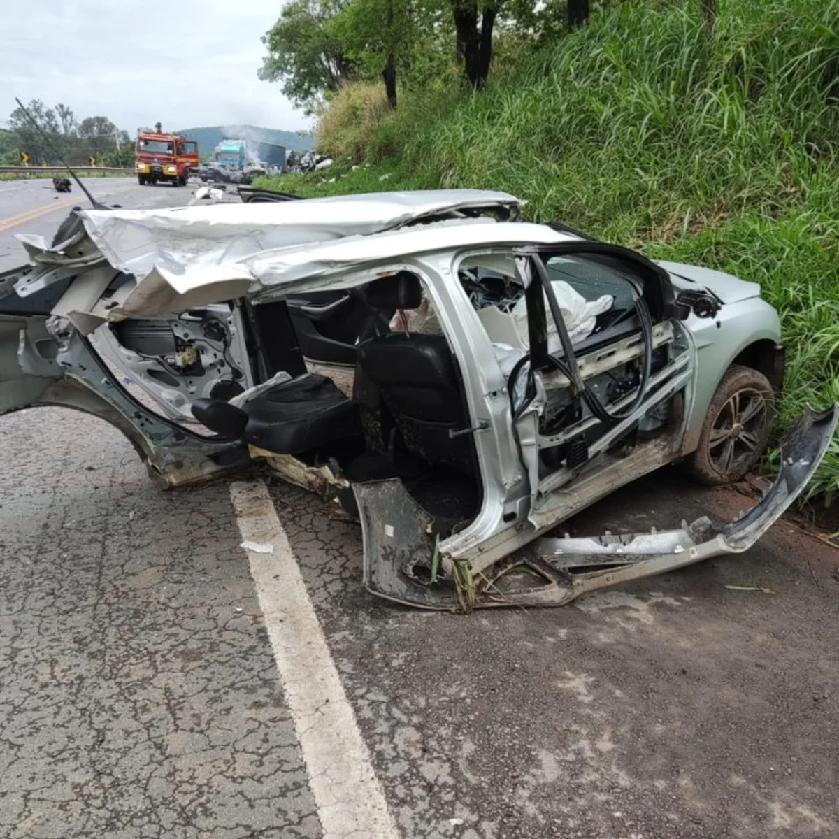 Mãe e filho de 2 anos morrem em acidente entre 4 veículos em Itaúna (MG)
