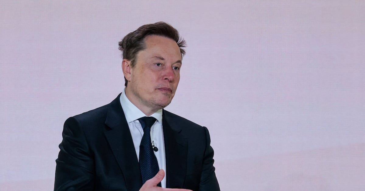 Musk culpa EUA por lentidão em satélites na Ucrânia e avisa: ‘É hora de Zelensky sair’